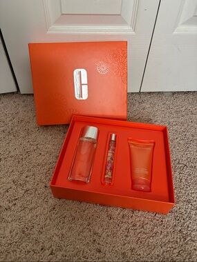 Clinique Perfectly Happy Gift Trio in Vibrant Orange Perfume Spray Travel Cream